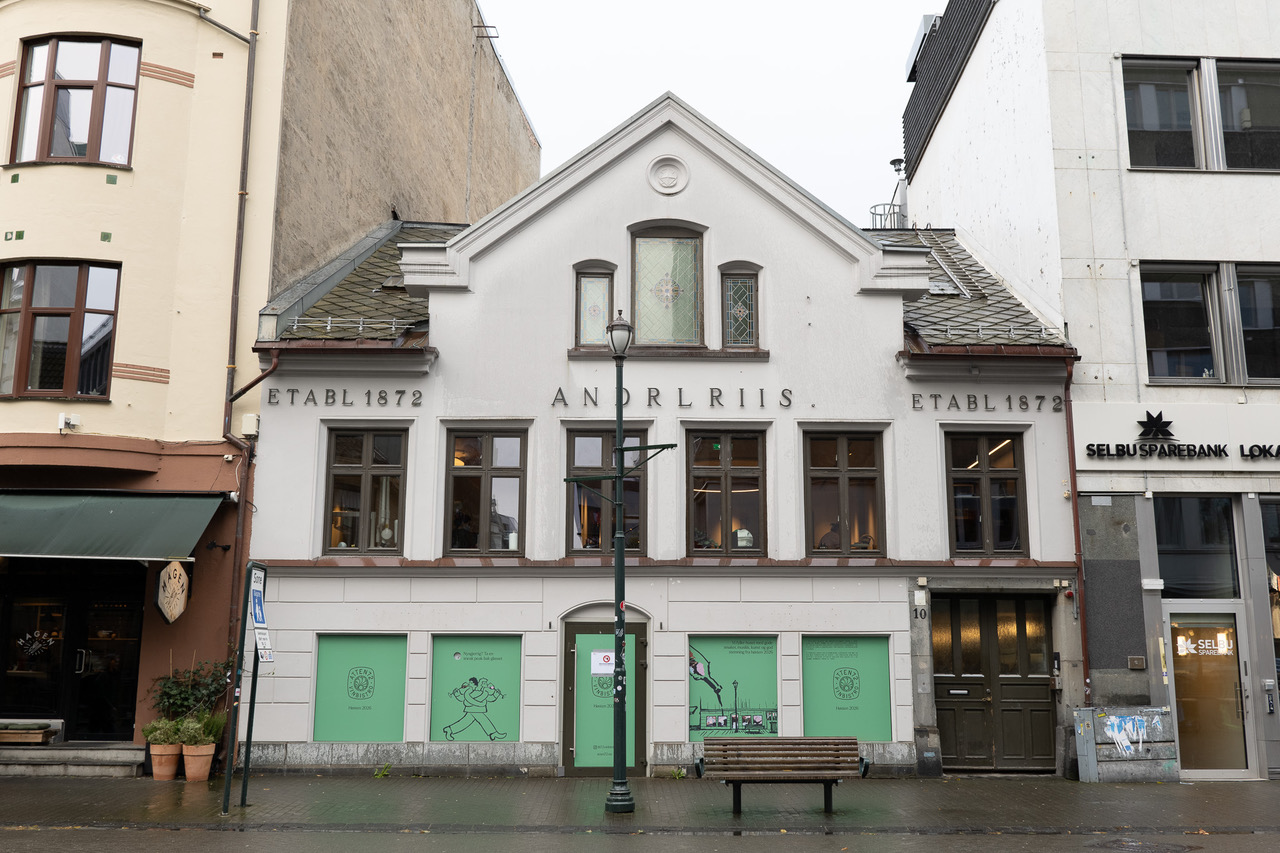 Hvit malt historisk bygård med gavlformet tak og husnummer 10 i Thomas Angells gate i Trondheim