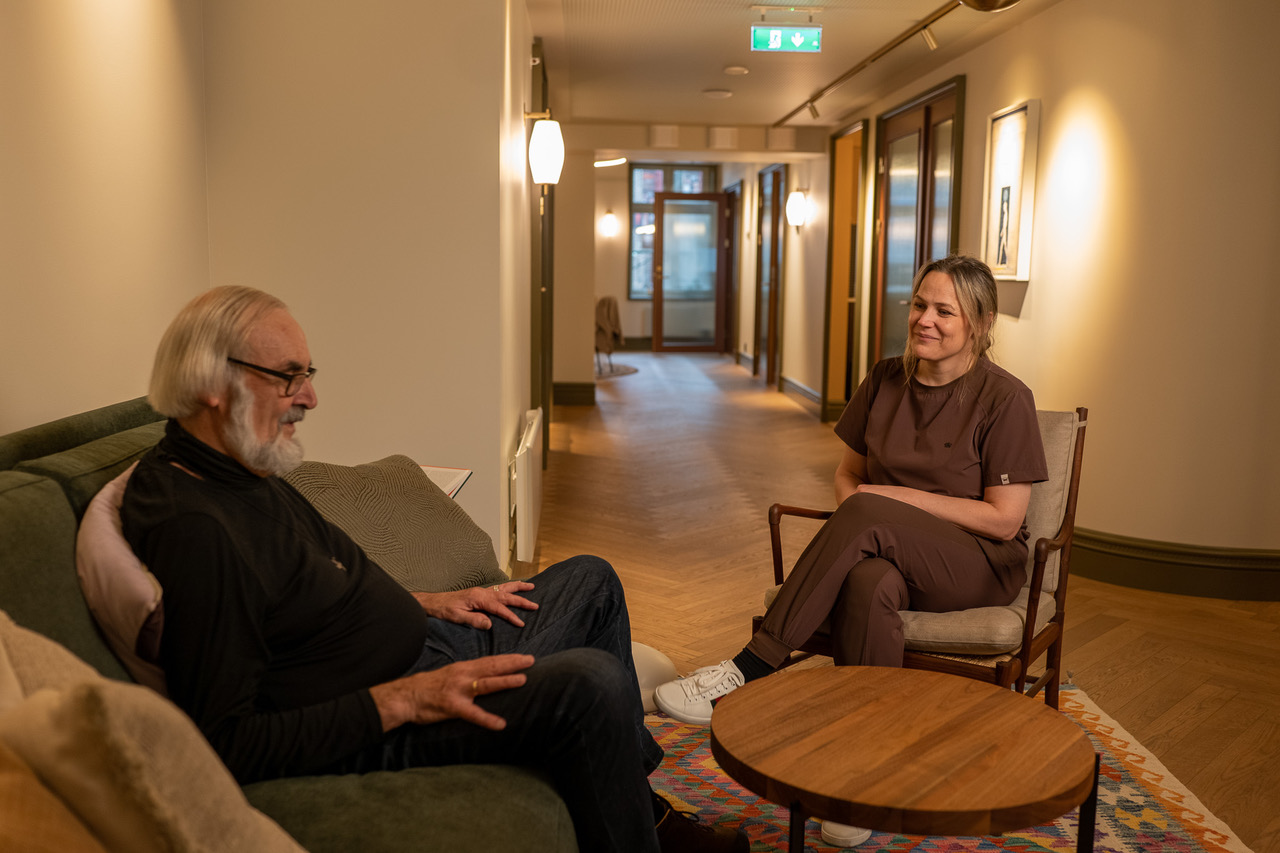 Pasient i samtale med tannlege i lounget hos Vinci Dental Studio